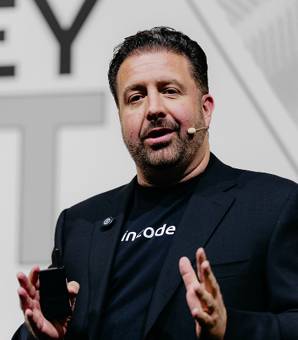 Ricardo Amper speaking on stage